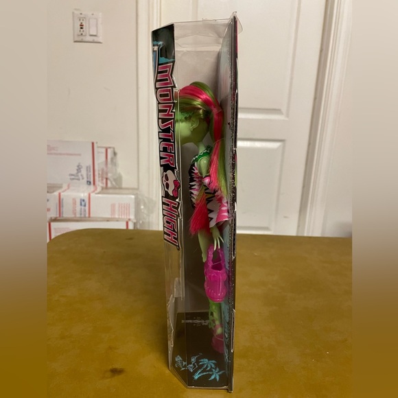 NWT NRFB Monster High Venus McFlytrap Beach Beasties 12” doll. 2015. Rare - Picture 6 of 9